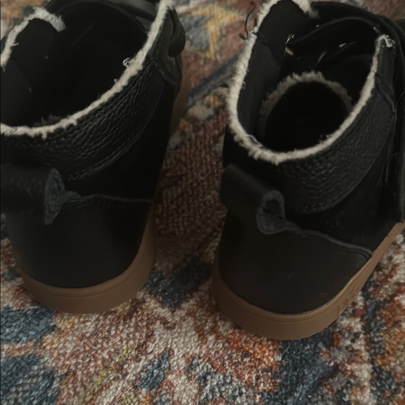 New Balance, Native and Ugg leather boots. - Picture 4 of 15
